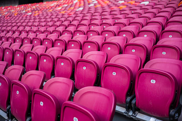 sitzplätze im stadion - bleachers stadium empty seat stock-fotos und bilder