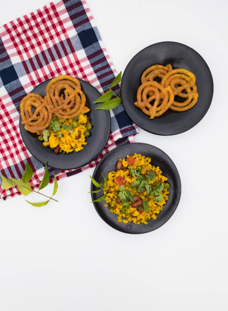 deliciosa delicadeza india poha jalebi famosa en madhya pradesh - madhya fotografías e imágenes de stock