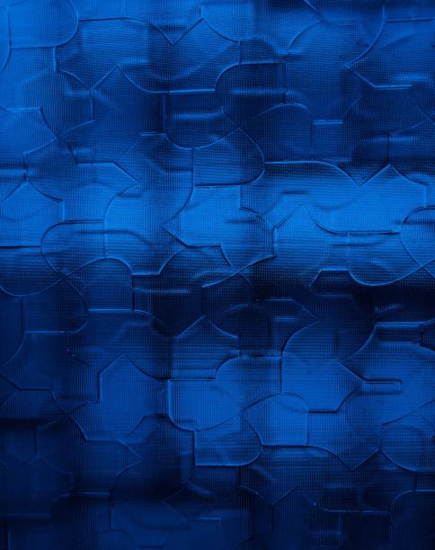 abstract texture in cristallo blu, sfondo texture vetro smerigliato di colore blu intenso, vetro finestra blu con riflessione per progetti e pubblicità - frosted glass glass textured crystal foto e immagini stock