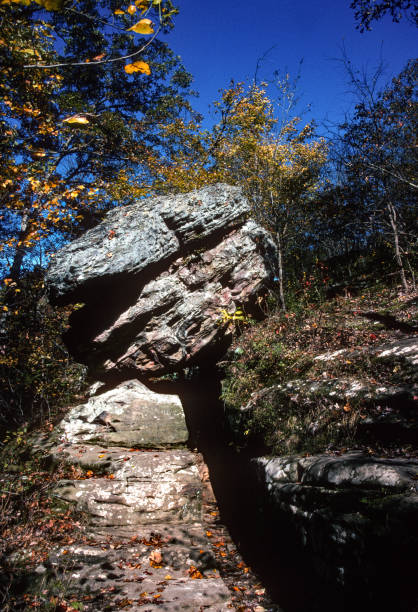 parque estadual giant city - balanced rock vertical - 2002 - slide rock state park - fotografias e filmes do acervo