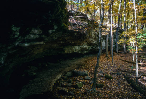 parque estadual giant city - overhanging rock ledge - 2002 - slide rock state park - fotografias e filmes do acervo