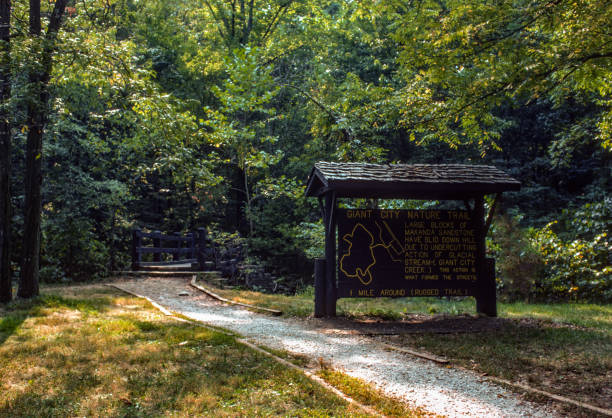 parque estadual giant city - trailhead for nature trail - 1976 - slide rock state park - fotografias e filmes do acervo