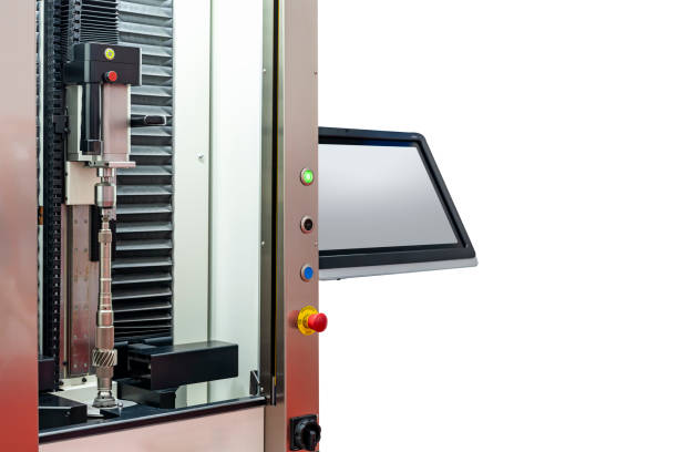 automobile setup on rotate chuck of high technology and precision measuring machine for multi inspection such as surface roundness dimension shape bending appearance run out etc isolated clipping path. la configuración del automóvil en el mandril de rotación de la máquina de medición de alta tecnología y precisión para la inspección múltiple, como la apariencia de flexión de la forma de la dimensión de redondez de la superficie, se agota, etc.
