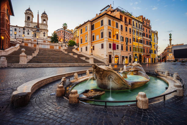 площадь пьяцца ди спанья в риме, италия - piazza di spagna spanish steps church trinita dei monti стоковые фото и изображения