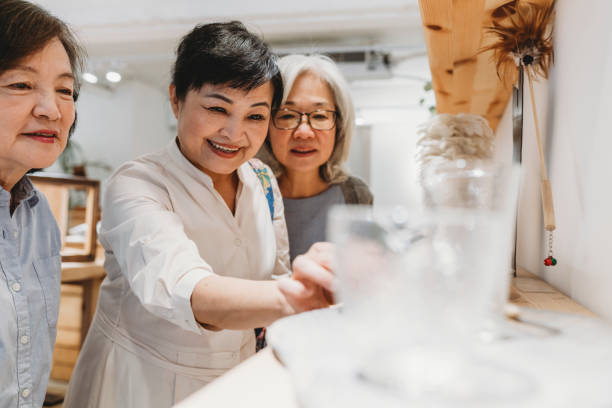 trois dames mûres ayant des achats ensemble - shopping jewelry chinese ethnicity asian ethnicity photos et images de collection