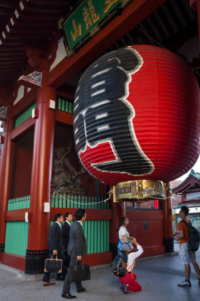 lanterne rouge dans le temple d’asakusa kannon - kaminarimon gate photos et images de collection