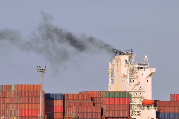 pollution atmosphérique par bateau contre un ciel clair - cheminée de paquebot photos et images de collection