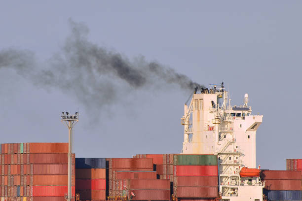 poluição atmosférica por navio contra um céu claro - pollution coal carbon dioxide smoke stack - fotografias e filmes do acervo