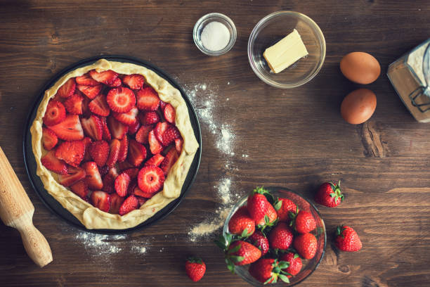 подготовка клубничного галета или открытого клубничного пирога - strawberry tart стоковые фото и изображения