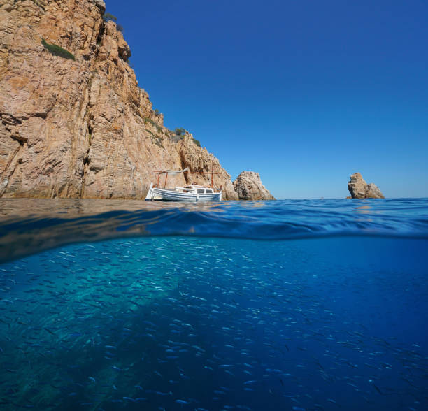 penhasco rochoso do mar mediterrâneo sobre sob - below sea level - fotografias e filmes do acervo