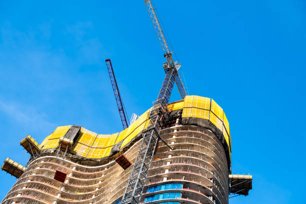 baustelle mit kränen gebäude turm wolkenkratzer struktur außen isoliert gegen blauen himmel in miami, florida - steel construction site construction glass stock-fotos und bilder