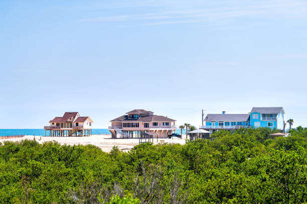 colorate case vacanze palafitte su palafitte sul lungomare di fronte all'oceano della spiaggia dell'oceano atlantico vicino alla foresta di mangrovie in estate a palm coast, in florida - waterfront property foto e immagini stock