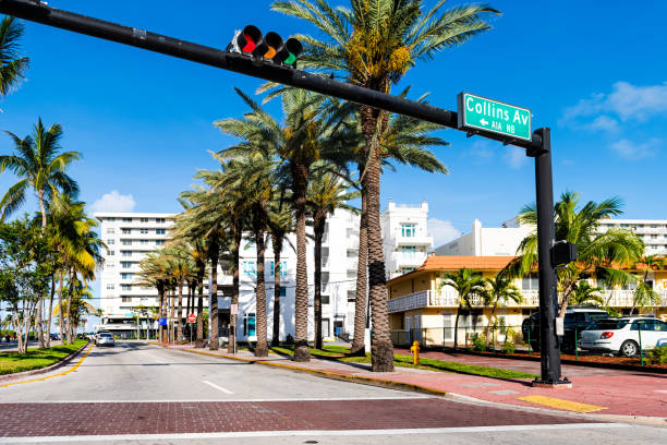 distrito histórico art deco em south beach, flórida com avenida collins, placas de rua ocean drive e semáforo no verão - art deco art deco district miami florida south beach - fotografias e filmes do acervo