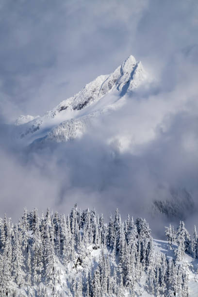 雲のパーティング - north cascades national park glacier vertical photography ストックフォトと画像