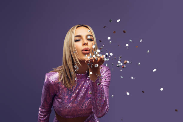 hermosa mujer emocional con vestido brillante - vestidos de glamour fotografías e imágenes de stock