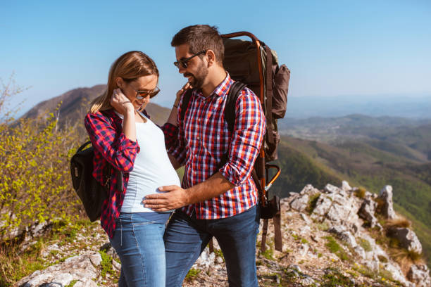 o jovem casal conquistou o topo da montanha - conquered - fotografias e filmes do acervo