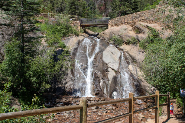 cascate di helen hunt cascate del colorado che scorrono ruscello estate 2019 - mountain peak long colorado mountain foto e immagini stock