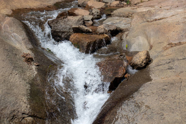 хелен хант падает колорадо водопады течет поток летом 2019 - mountain peak long colorado mountain стоковые фото и изображения