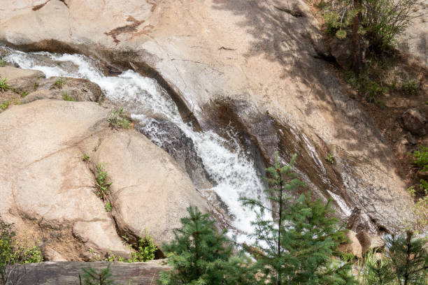 cascate di helen hunt cascate del colorado che scorrono ruscello estate 2019 - mountain peak long colorado mountain foto e immagini stock