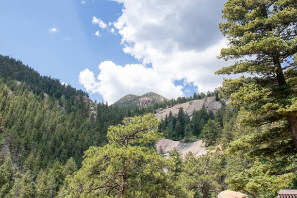 хелен хант падает колорадо пешеходные маршруты летом 2019 - mountain peak long colorado mountain стоковые фото и изображения