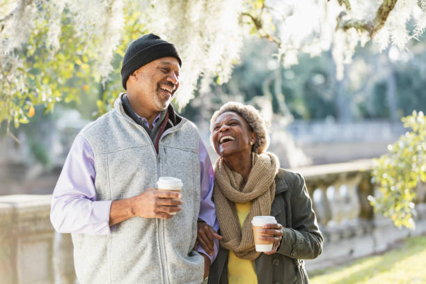 dojrzała afroamerykańska para w parku - couple outdoors coffee friendship zdjęcia i obrazy z banku zdjęć