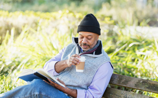 공원 벤치 독서 책에 아프리카 계 미국인 남자 - sweater vest 뉴스 사진 이미지