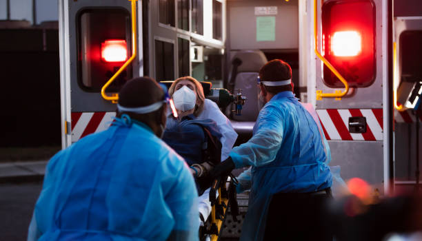 sanitäter laden patienten mit psa in krankenwagen - vehicle door flash stock-fotos und bilder
