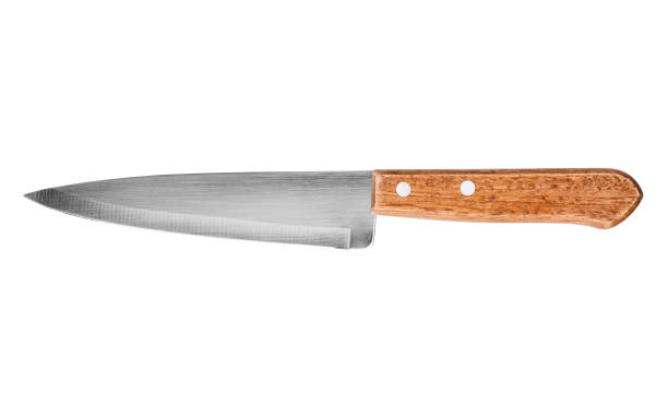 coltello in acciaio con manico in legno marrone su sfondo bianco isolato da vicino, grande coltello da chef, lama inossidabile affilata, coltello da macellaio in metallo argento, utensile da cucina, strumento da taglio, arma pericolosa - coltello da cucina foto e immagini stock