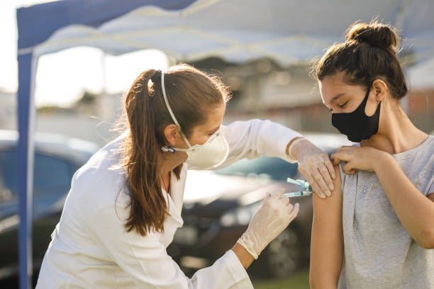 Teen girl taking covid vaccine 19 Covid 19 vaccination vacina stock pictures, royalty-free photos & images