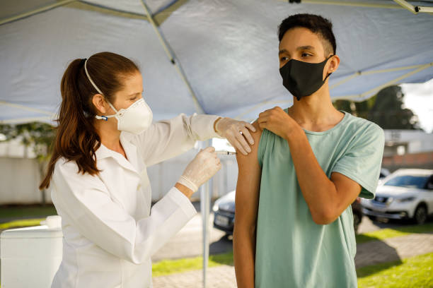 Boy taking covid 19 vaccine Covid 19 vaccination vacina stock pictures, royalty-free photos & images