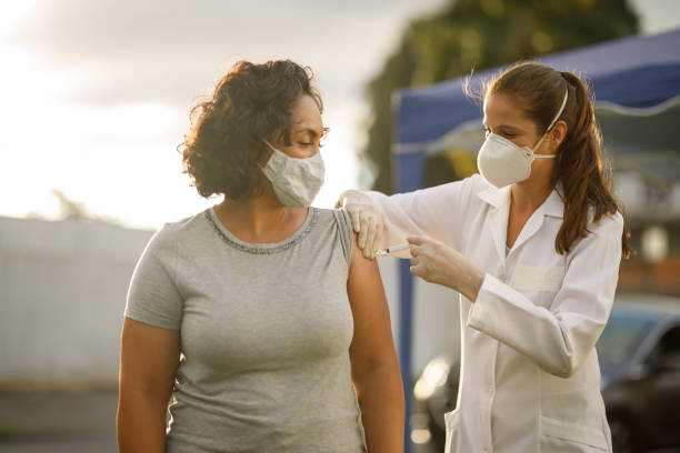 Woman taking covid 19 vaccine Covid 19 vaccination vacina stock pictures, royalty-free photos & images
