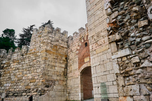 흐린 비오는 날 동안 부르사. 오스만 제국의 초기 단계에 의해 만들어진 술탄 문 (살타나트 카피시)의 사진 - bursa 뉴스 사진 이미지