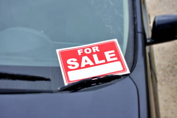 Car with For Sale Sign A For Sale sign in a car window. car for sale stock pictures, royalty-free photos & images