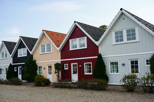 Deux maisons et un hangar dans la montagne, proches d’un lac, en Norvège