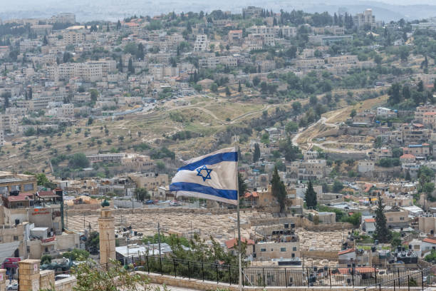 la bandera nacional de israel en el fondo del cementerio judío - east european jewish fotografías e imágenes de stock