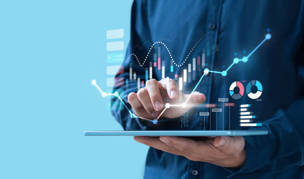 テブレットスクリーン上のビジネスマン取引オンライン株式市場、デジタル投資コンセプト - チャート図 写真 ストックフォトと画像