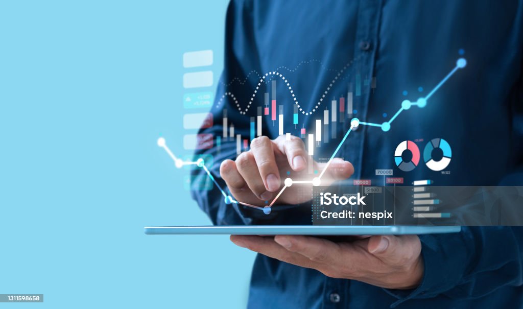 Podnikateľ obchodujúci online akciový trh na obrazovke tebletu, digitálny investičný koncept Data Stock Photo