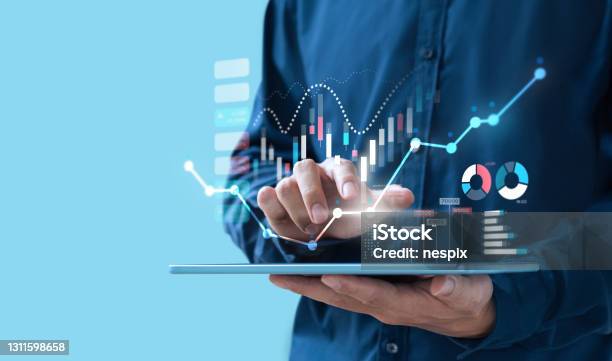 商人交易網上股市在特布萊特屏幕數位投資概念 照片檔及更多 數據 照片 - 數據, 技術, 商務