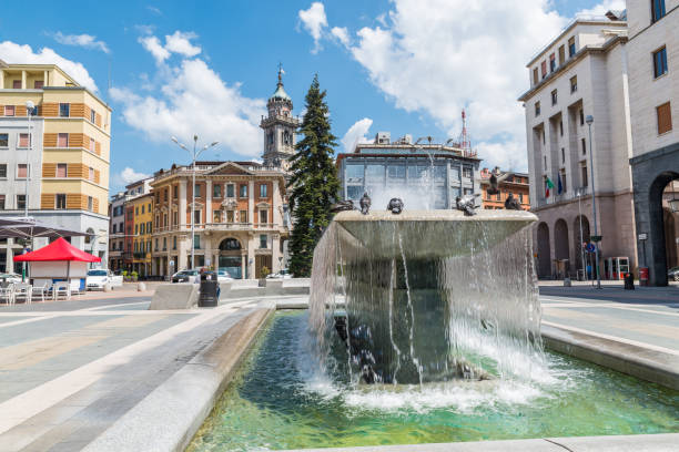 centro histórico de varese, praça monte grappa, itália - varese - fotografias e filmes do acervo