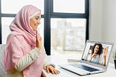 zwei-junge-frauen-genie%C3%9Fen-videoanr