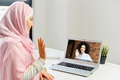 zwei-junge-frauen-genie%C3%9Fen-videoanr