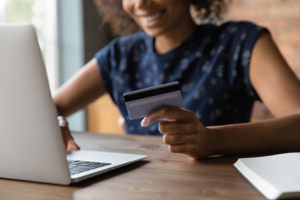 만족 흑인 여성 전자 은행 클라이언트는 카드를 사용하여 온라인으로 지불 - making 뉴스 사진 이미지
