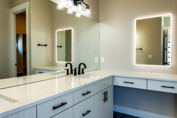 Contemporary Style Well Lit Bathroom With Sinks, Cabinets And Lighted Vanity Mirror Contemporary Style Well Lit Bathroom With Sinks, Cabinets, And Lighted Vanity Mirror vanity mirror stock pictures, royalty-free photos & images