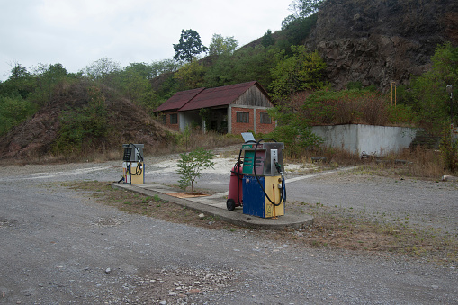 an old and abandoned gas pump at a gas station