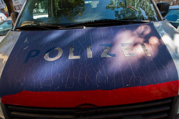 полицейский автомобиль для transporation и мобильности на дороге - ministry of the interior стоковые фото и изображения