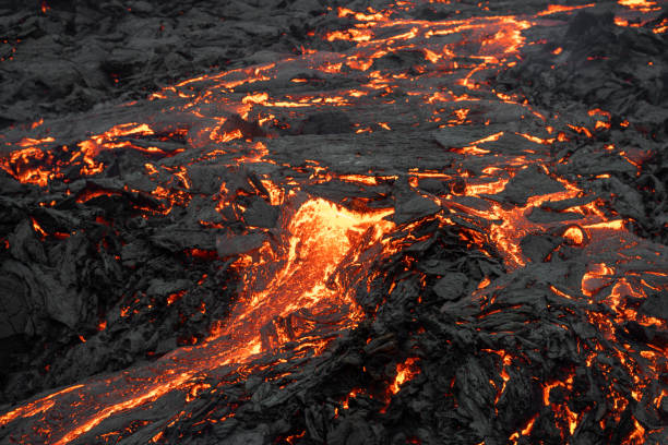 la lava de un volcán activo en islandia - paisaje volcánico fotografías e imágenes de stock