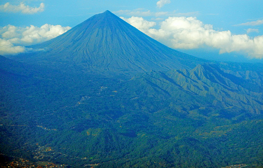 Volcán Inierie en la isla de Flores - Indonesia photo