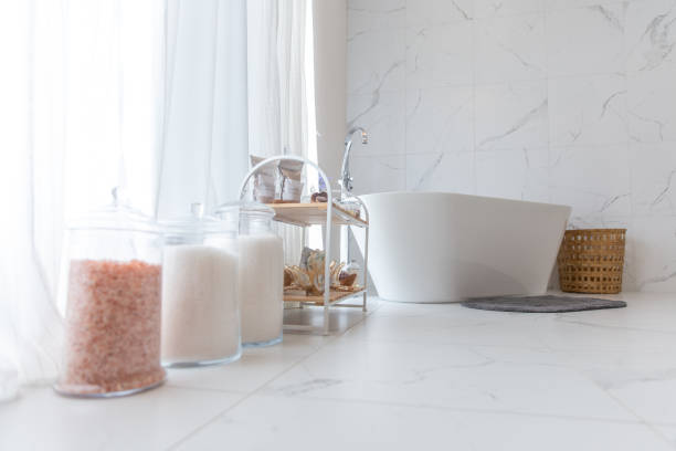 schone witte badkamer met bad - vase texture stockfoto's en -beelden