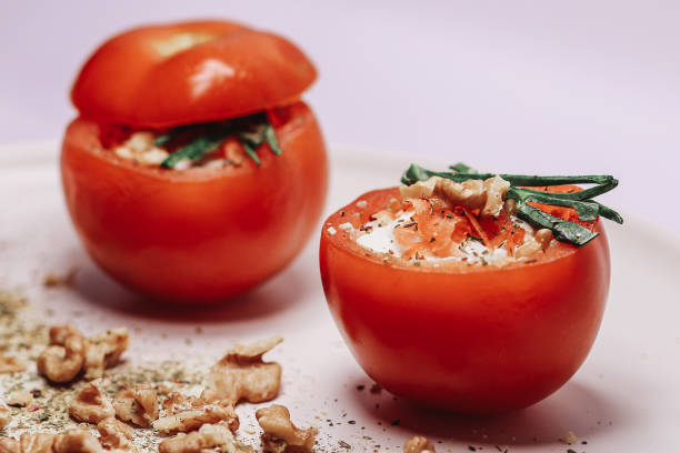 tomate relleno (crudo) - stuffed tomato fotografías e imágenes de stock