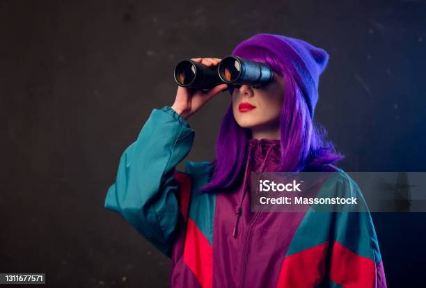 Stilvolle Mädchen In 80er Jahre Trainingsanzug Mit Fernglas Auf Dunklem Hintergrund Stockfoto und mehr Bilder von Fernglas
